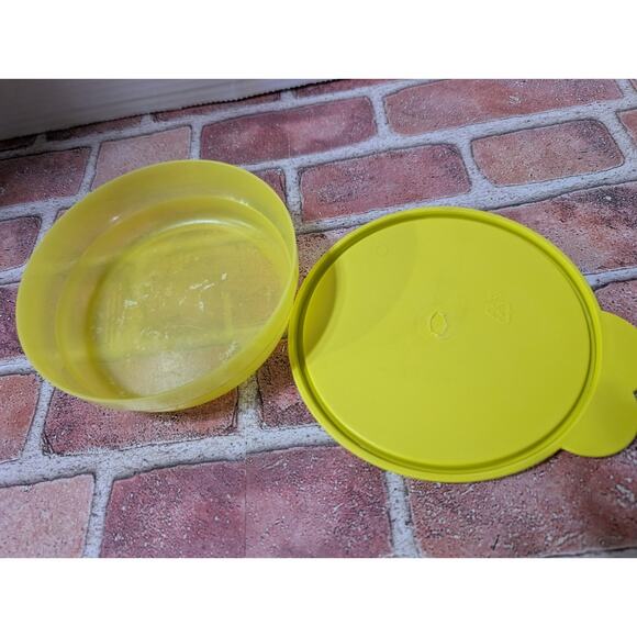 Lot of 2 Tupperware 2415B Cereal Bowls and Lids Seals Lime Green & Orange - Picture 4 of 7